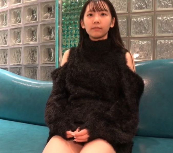 烈焰红唇漂亮小姐姐！道具激情自慰！开档情趣内裤，双指插入猛扣，凳子上假屌骑乘位，上下套弄